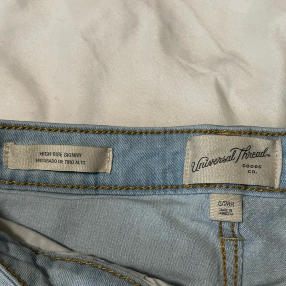 Universal Thread Light Wash Distressed High Rise Skinny Jeans size 6/28R - Picture 5 of 5